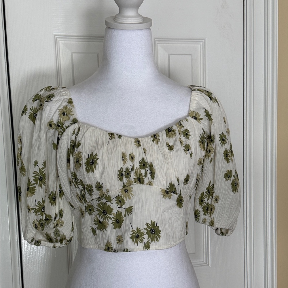 Abercrombie & Fitch floral puff sleeve crop top crinkle texture medium